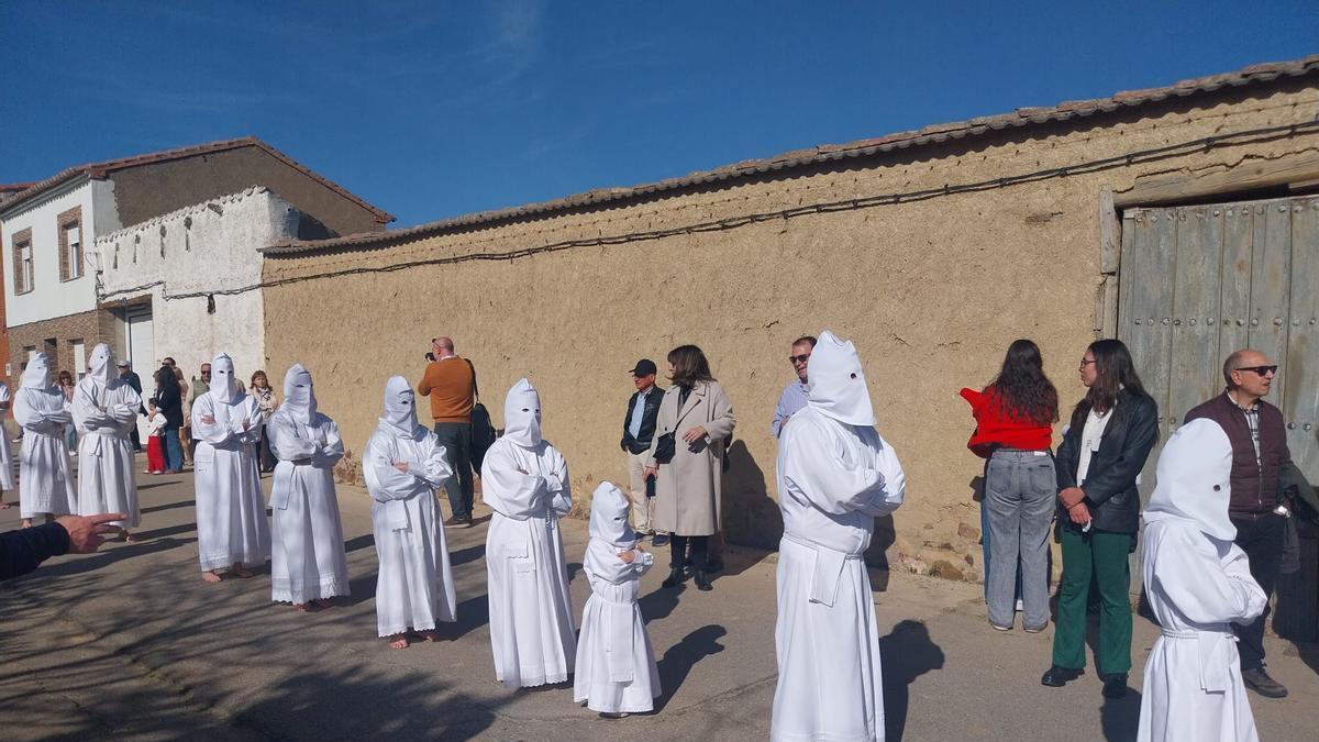 VÍDEO | Los penitentes de Villarrín de Campos cumplen La Carrera, una de las procesiones más antiguas y singulares de España