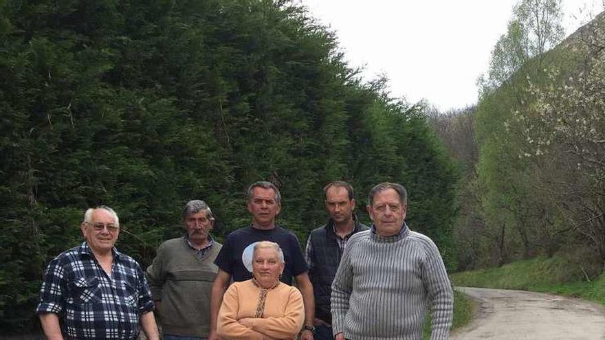 Ramón Fernández, Jesús Cortés, Manuel Trenzado, M.ª Magdalena González, Alberto Rodríguez y Antón Quesada, en el Campu Mateo.