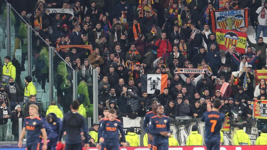 Los jugadores acuden a saludar a la afición del Valencia tras el partido en Turín.