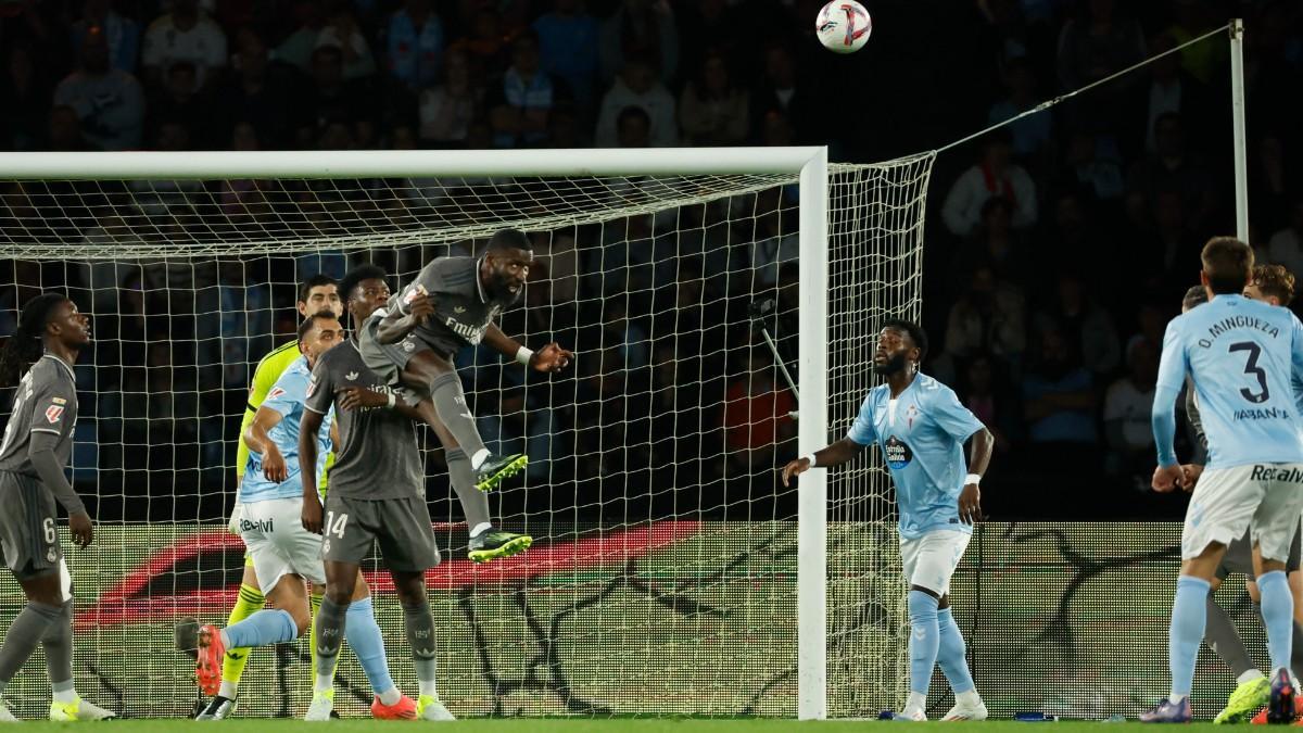 Rudiger, bien por alto pero no rinde igual de central zurdo