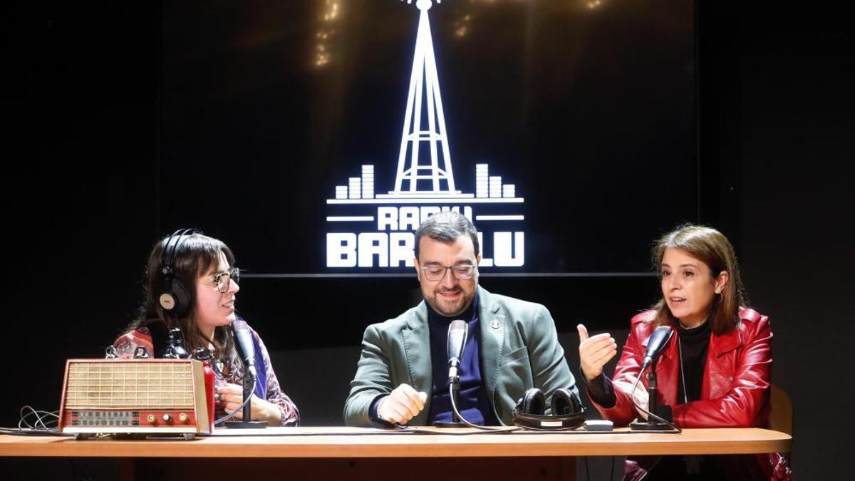 Por la izquierda, la periodista Aitana Castaño, el presidente del Principado, Adrián Barbón junto a la delegada del Gobierno en Asturias, Adriana Lastra en el acto Radio Barullu en La Benéfica
