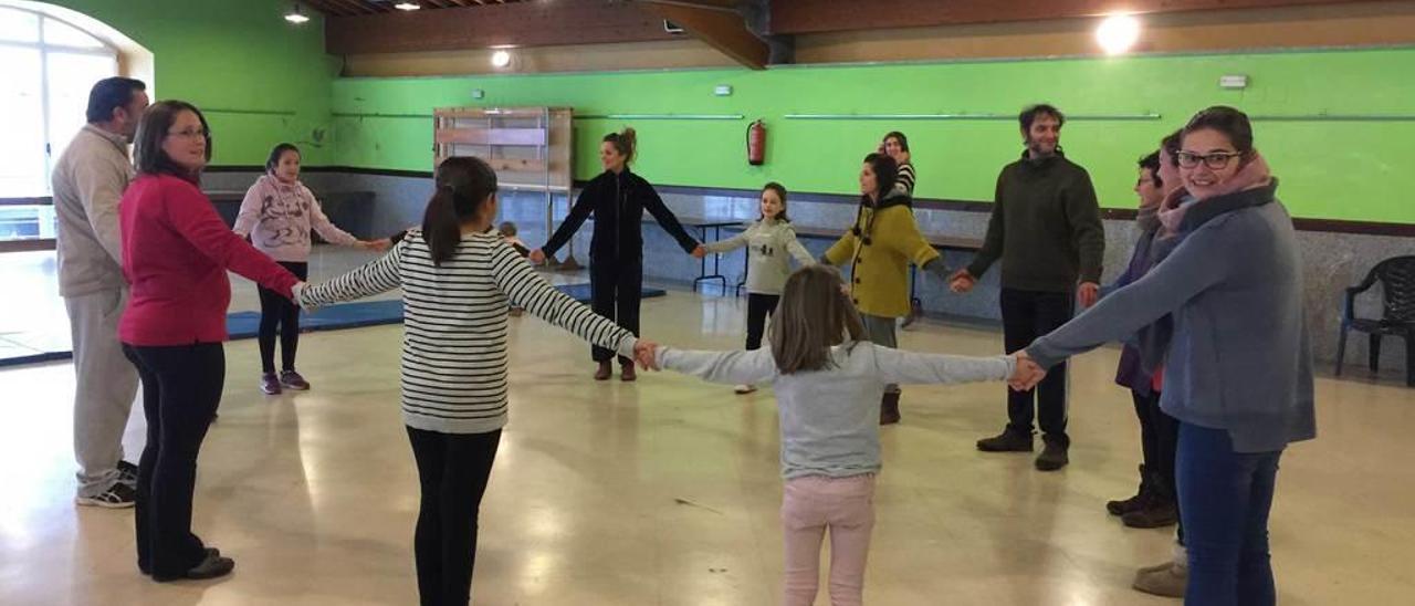 Participantes en dos de las actividades del taller de danza-teatro &quot;Nana&quot; en la sala polivalente de Infiesto ayer.