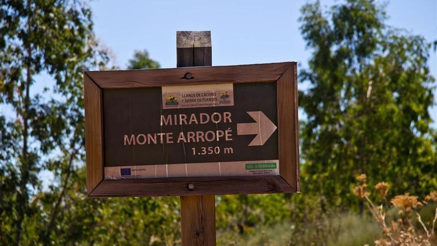 La oposición afea a Salaya que comunicara la cesión de terrenos al centro budista &quot;cinco minutos antes&quot;