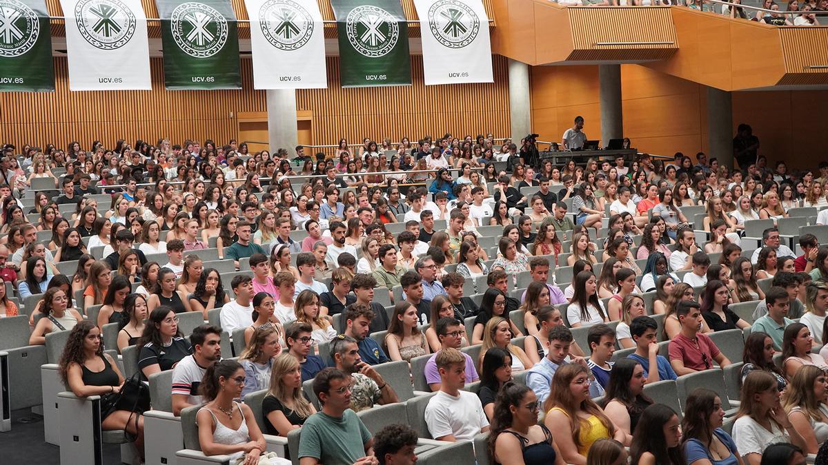 Alumnado asistente al acto de bienvenida del curso 2023-2024 de la UCV.