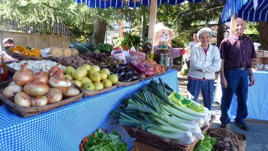 Longina García y Santiago Pérez, en su puesto ecológico.