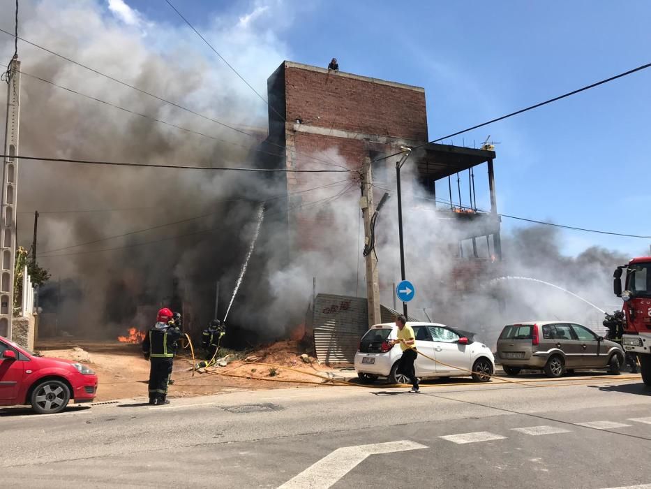 El incendio se declara en un edificio okupado en Es Viver