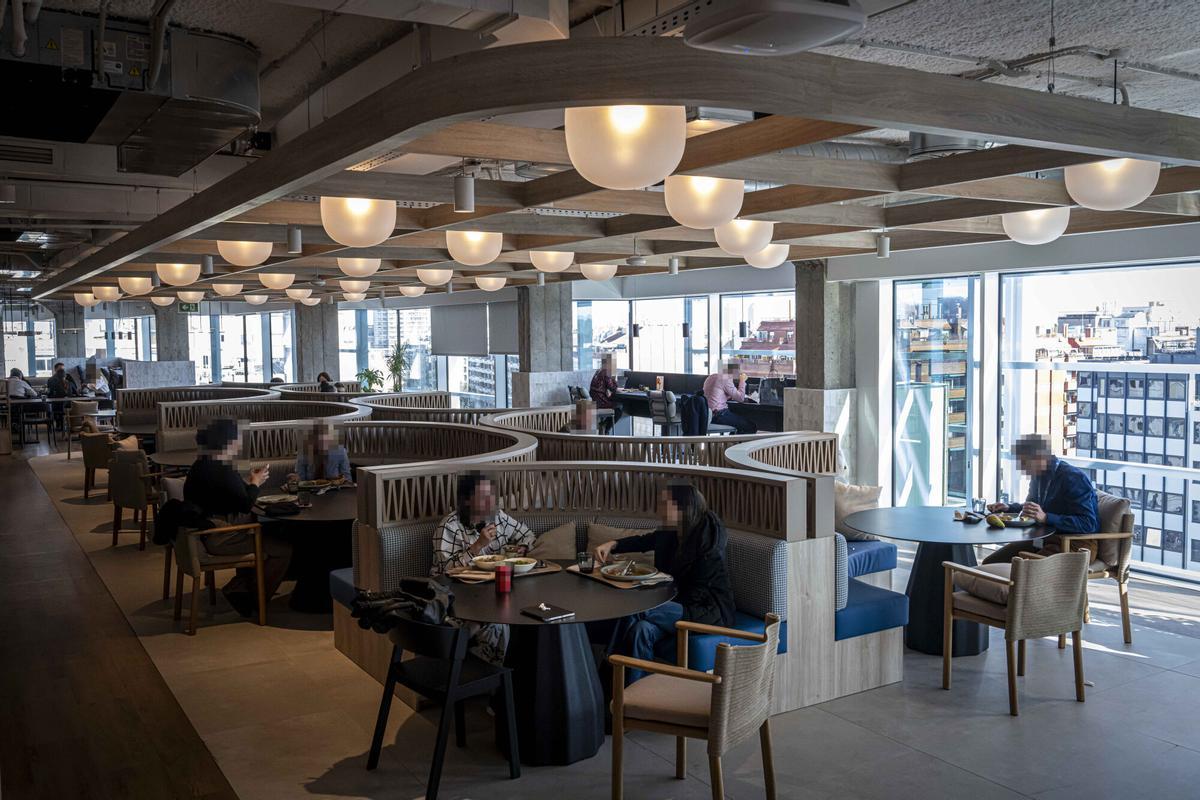 Una de las áreas de la sede de AstraZeneca en su hub de Barcelona, en el edificio Estel.