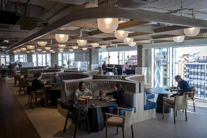 Así se trabaja en el hub de AstraZeneca: horario flexible, inglés, 66 nacionalidades y muchos 'millennials'