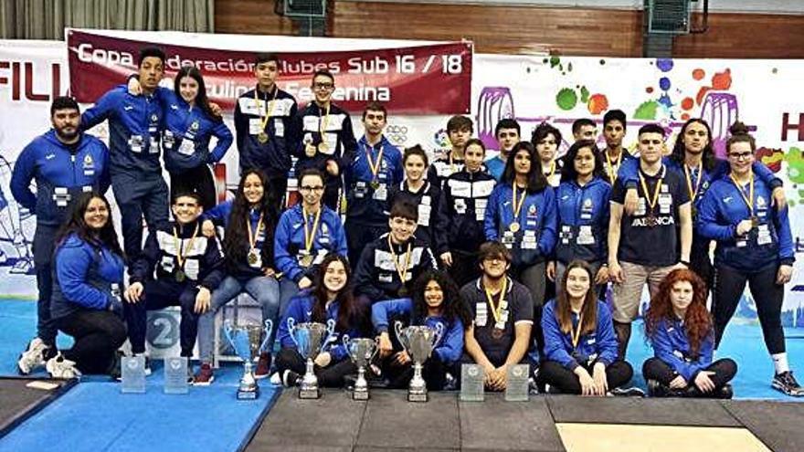 Los cuatro equipos del Club Halterofilia Coruña, con sus medallas y trofeos.