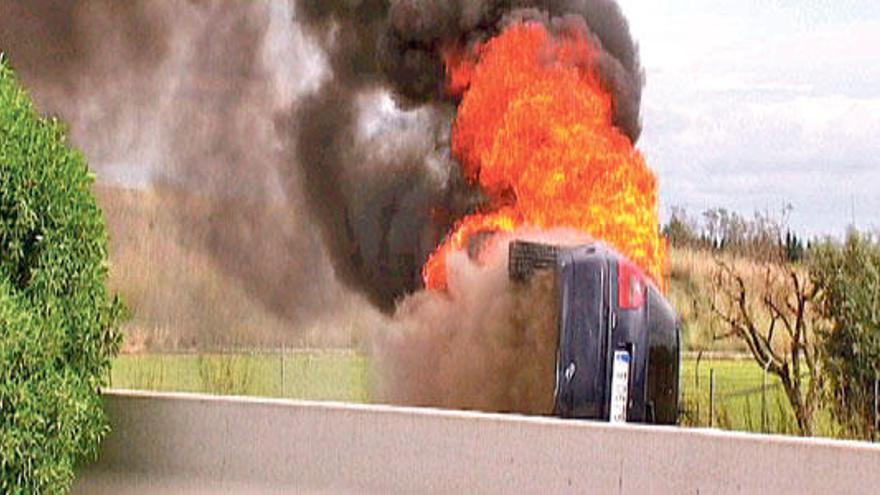 El coche siniestrado, envuelto en llamas, ayer en la autopista de Inca.