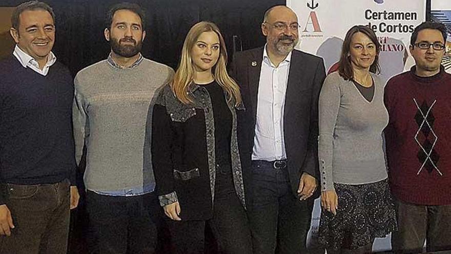 Organizadores y presentadores del concurso, ayer, en CineCiutat.