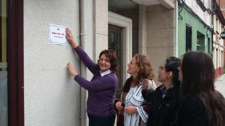 Colocación de la placa de Efigenia Novas Solla, ayer, en Silleda.