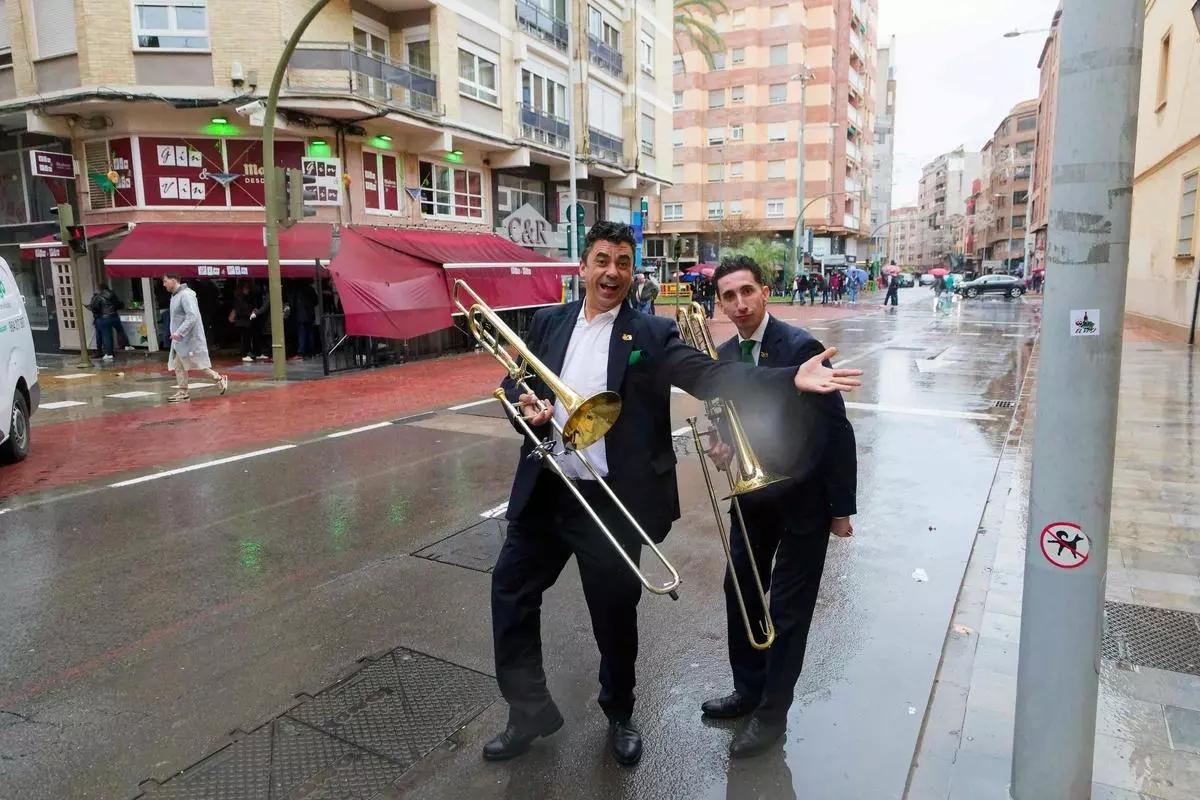 Dos músicos, ayer, bajo la lluvia en Castelló.