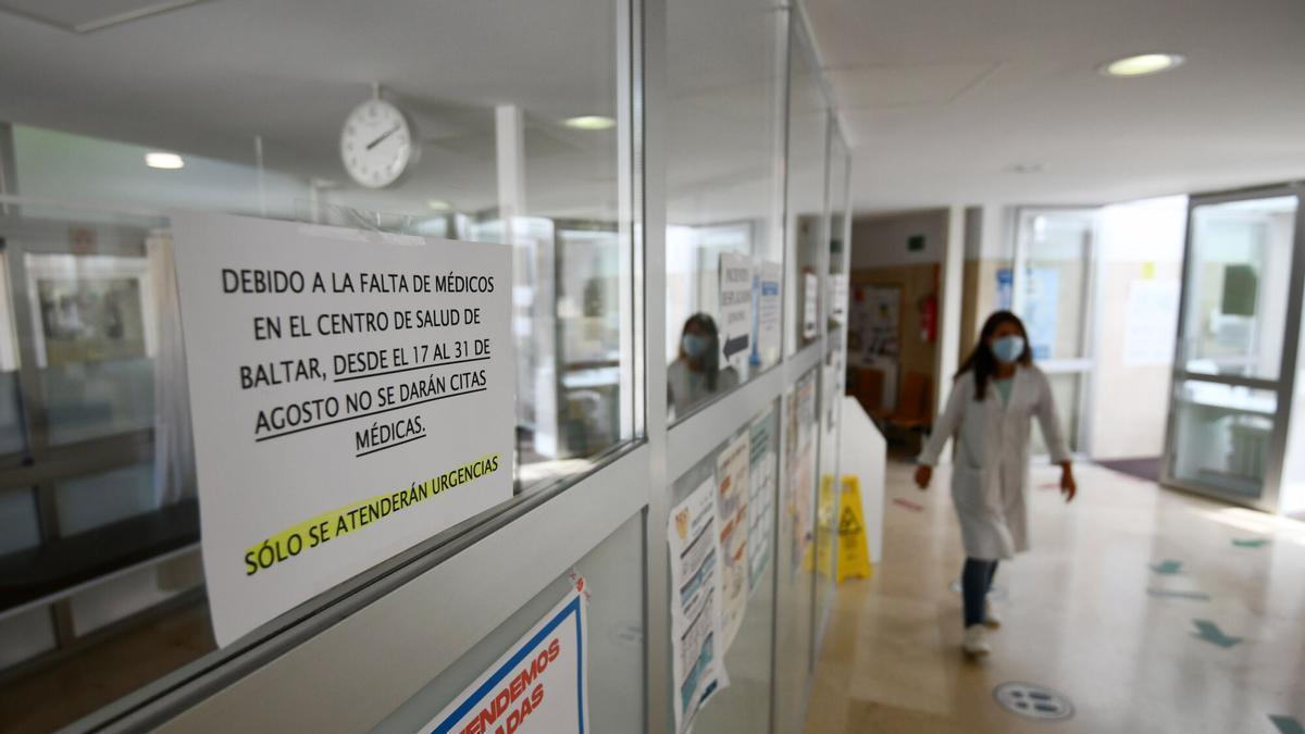 Un centro de salud con un cartel que anuncia la falta de un médico.