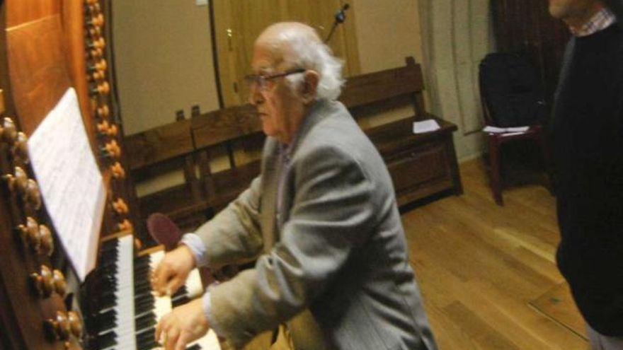 Adolfo Gutiérrez Viejo, al órgano, en la iglesia de San Pedro de Gijón.