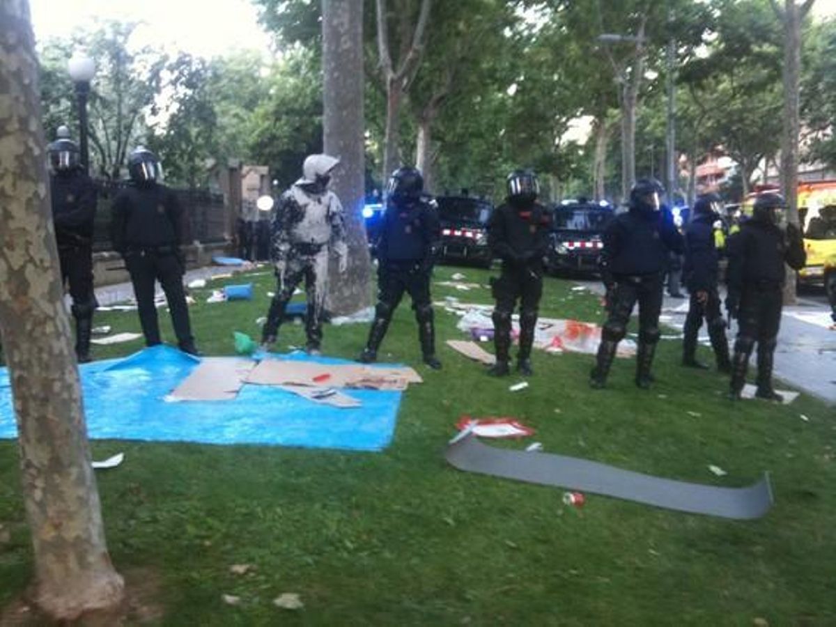 Un agent dels Mossos d’Esquadra amb l’uniforme tacat durant el desplegament al parc de la Ciutadella.