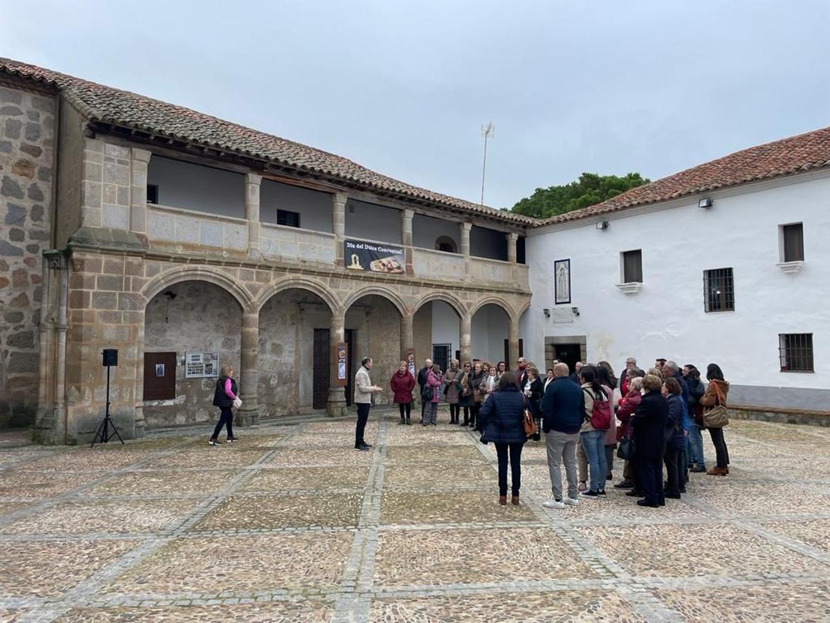 Visitantes en el convento de Santa Clara.