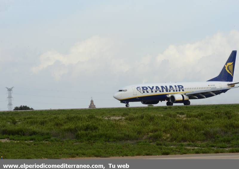 GALERÍA DE FOTOS -- Primer vuelo comercial en el aeropuerto de Castellón