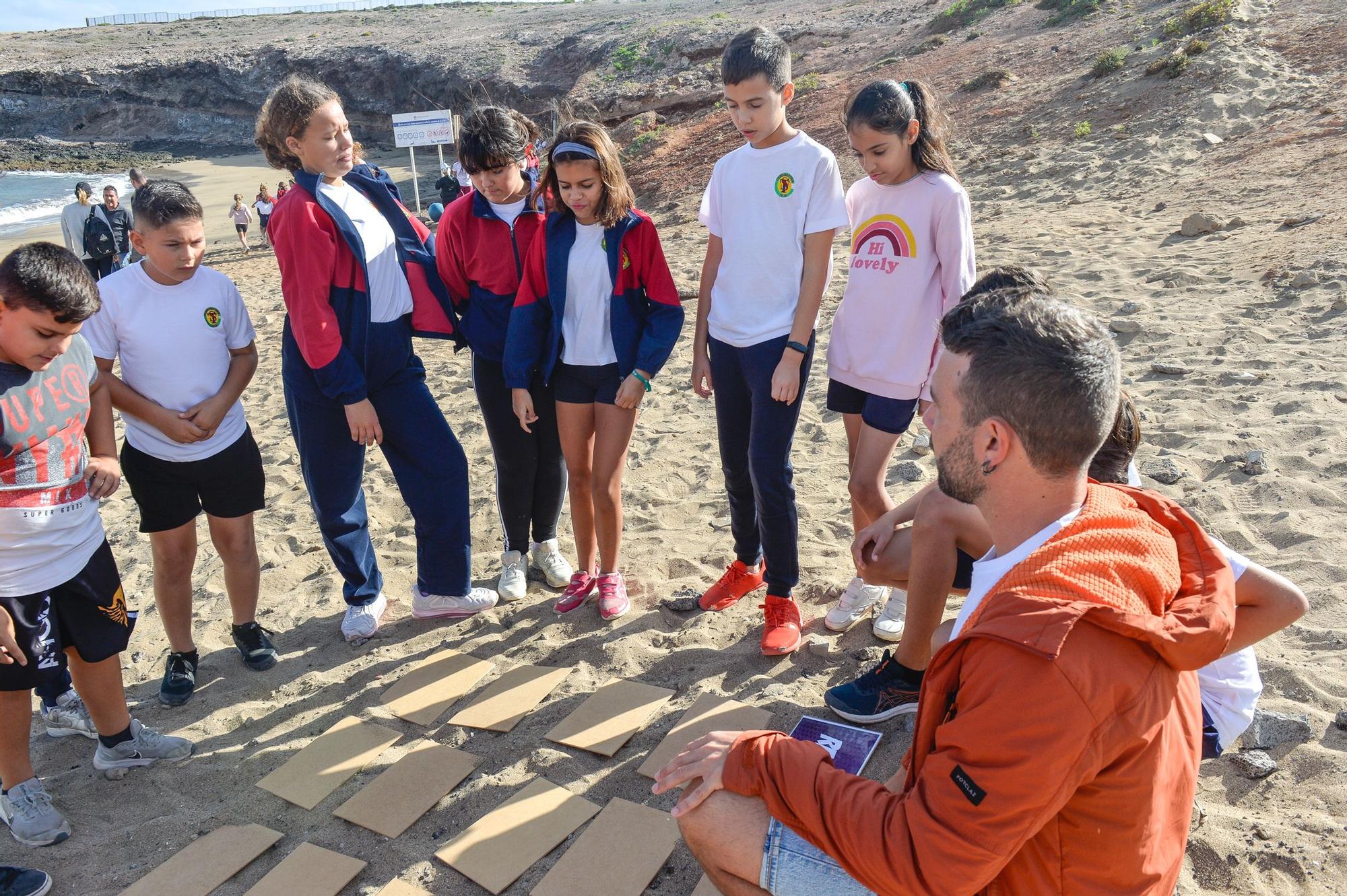 Los alumnos del Saulo Torón limpian la playa de Aguadulce