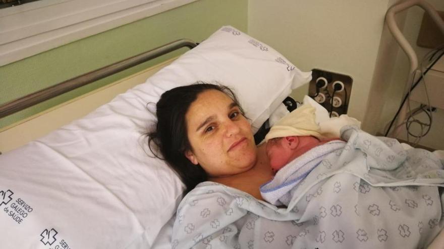 María José Martínez, con su bebé recién nacido, Kevin.
