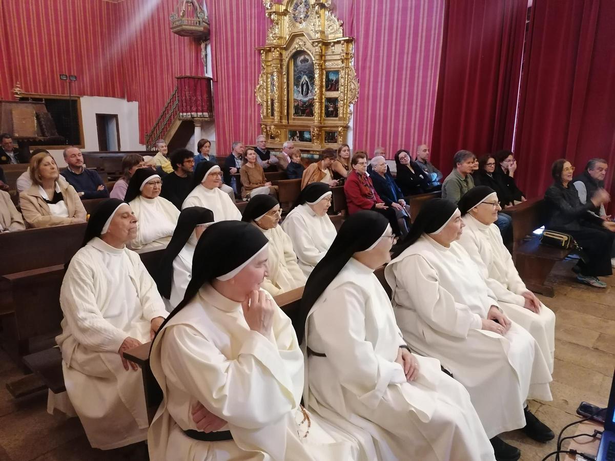 Las hermanas domiicas y vecinos de Toro siguen con atención la presentación del libro.