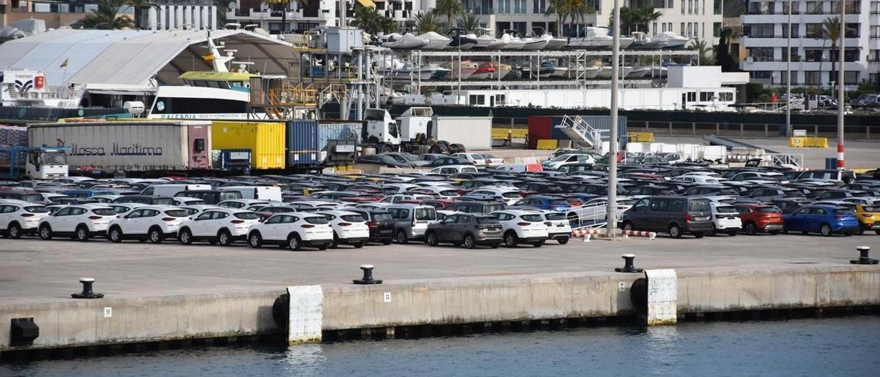 Vehículos almacenados en el puerto de Ibiza