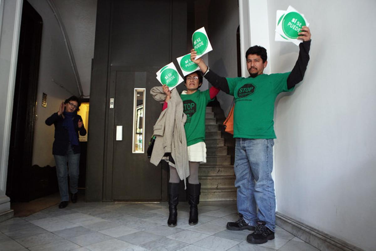 Protesta frente al despacho de la diputada del PP, Dolors Montserrat.