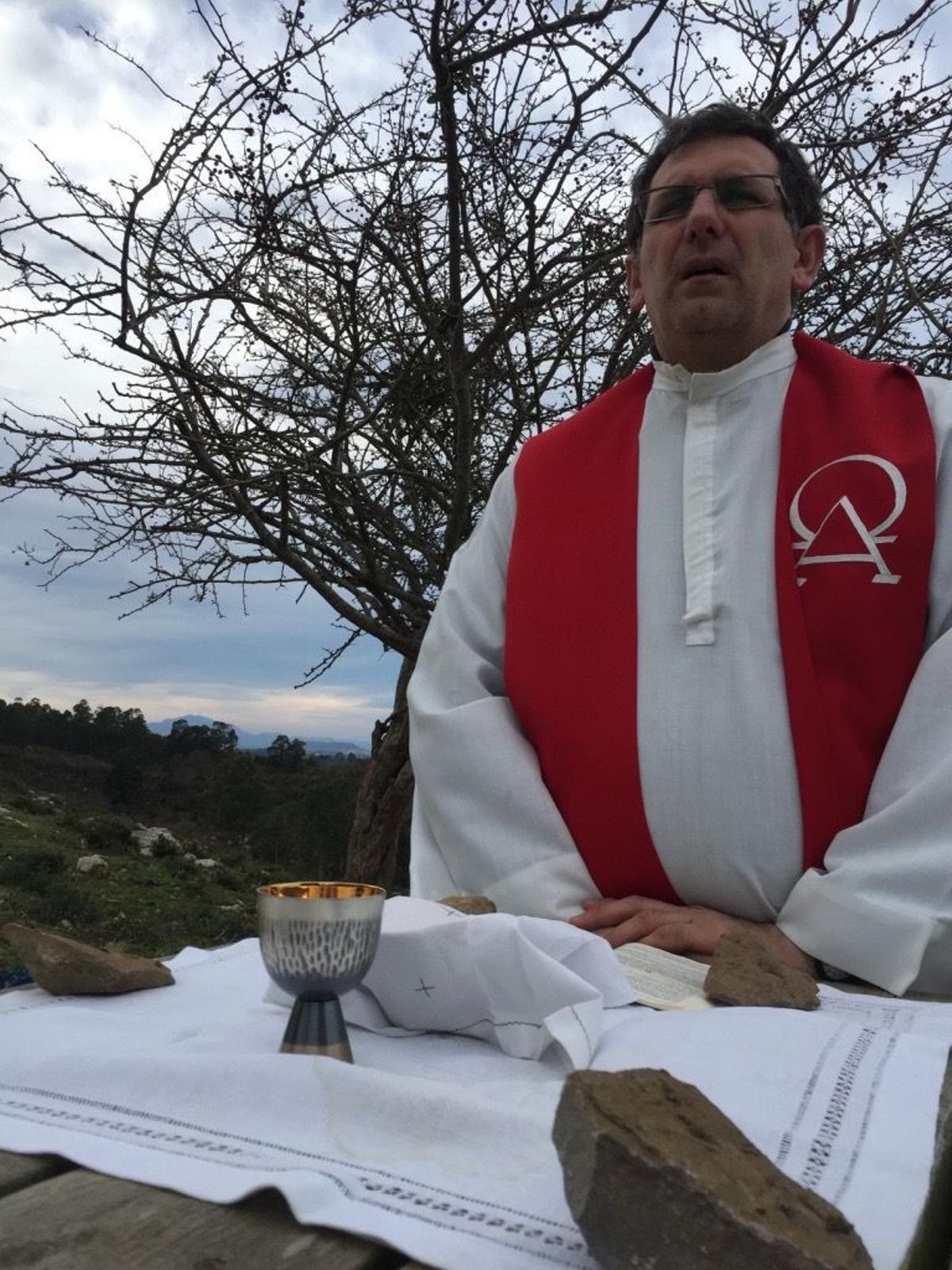 El padre Santiago Olmeda en el convento de Ruiloba.