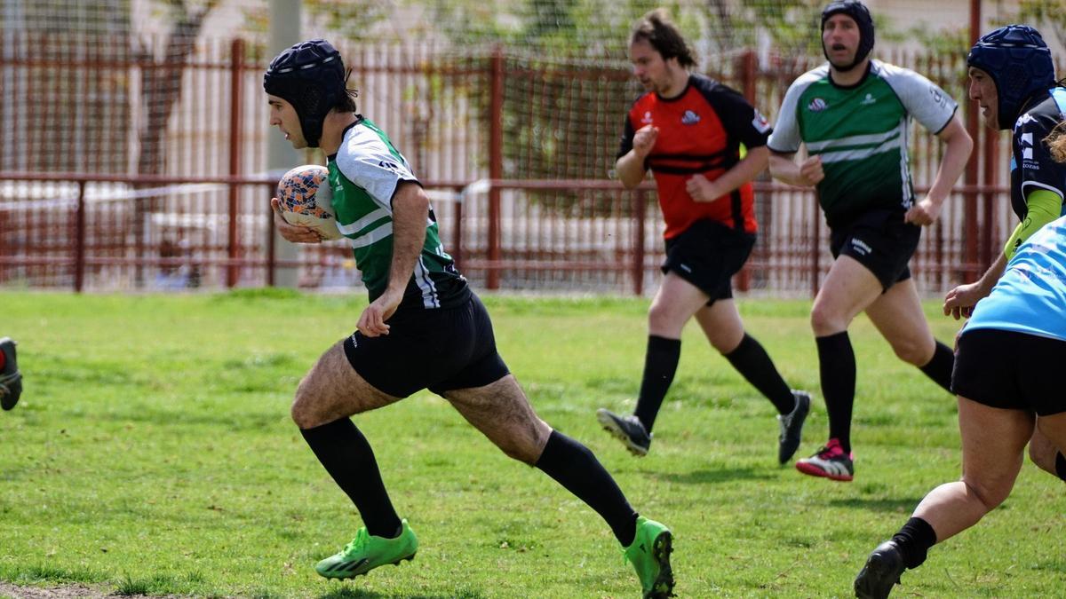 Uno de los participantes en el I Encuentro de Rugby Inclusivo conduce el ataque