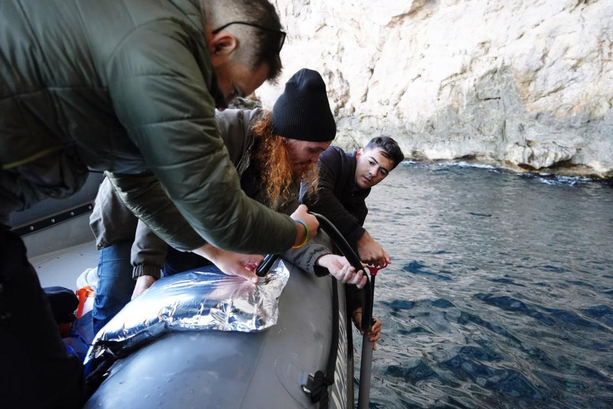 Investigadores cogiendo muestras de agua para analizar las trazas del ADN del 'vell marí'