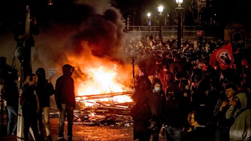 Detingudes 200 persones a París després d’una nit de disturbis contra la reforma de les pensions de Macron