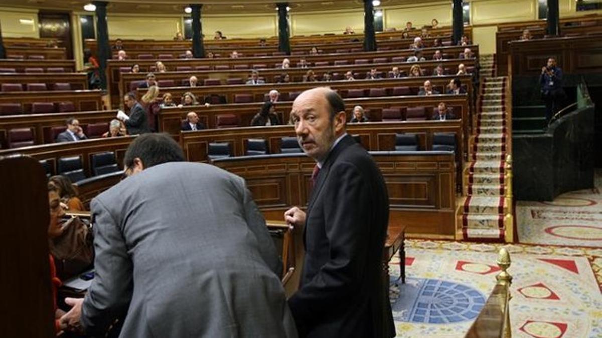 El secretario general del PSOE, Alfredo Pérez Rubalcaba, este miércoles en el Congreso. DAVID CASTRO