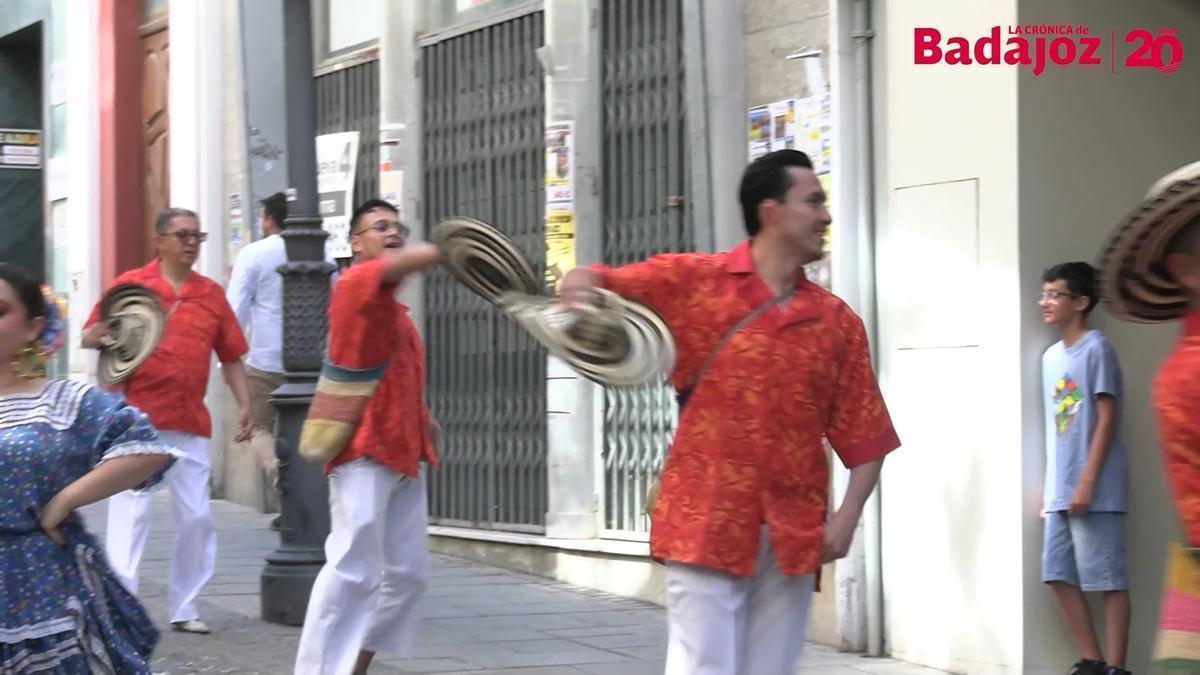 Vídeo | El mundo baila en Badajoz: el Festival Folklórico se echa a las calles en un desfile internacional