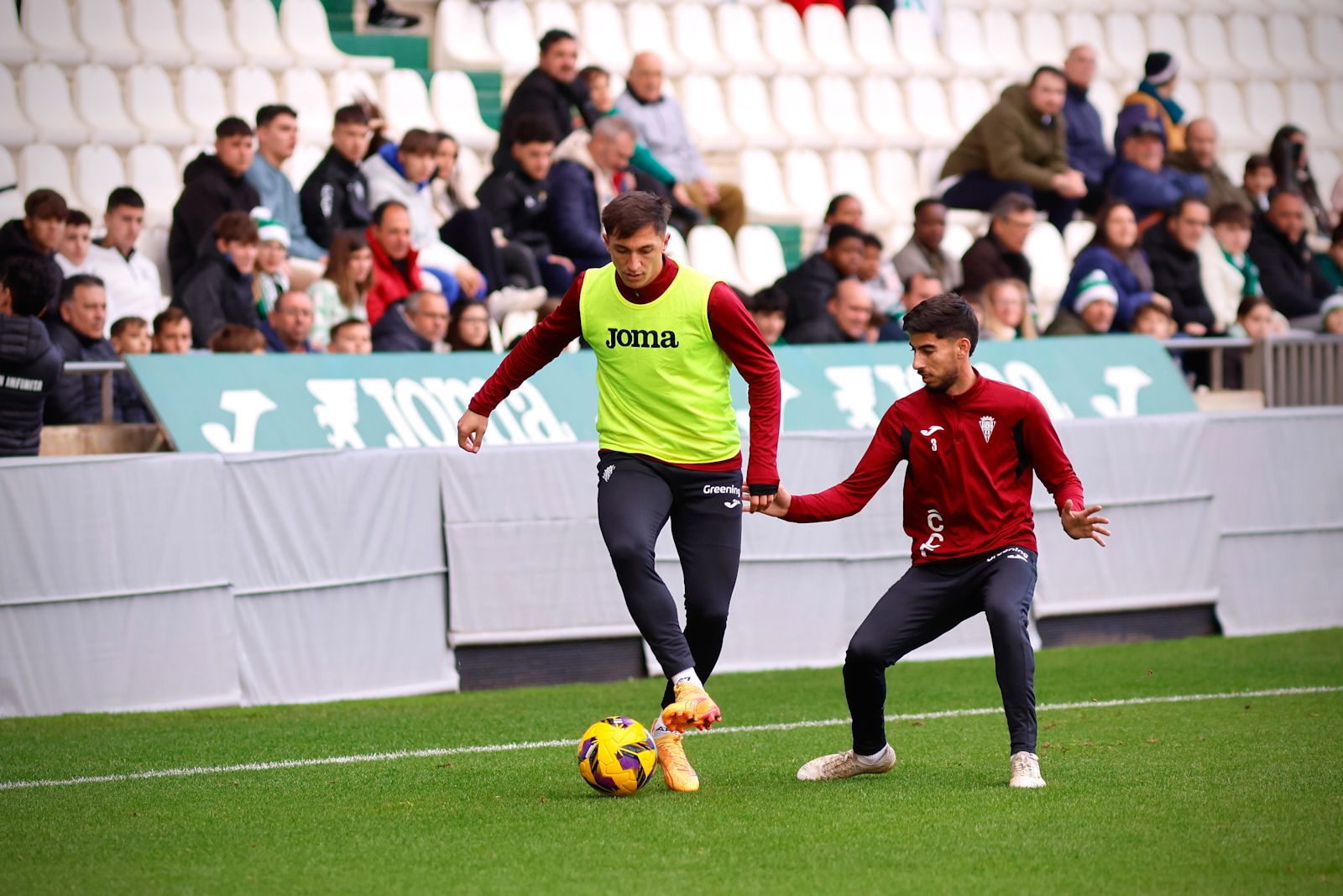 El Córdoba entrena ante su afición en El Arcángel