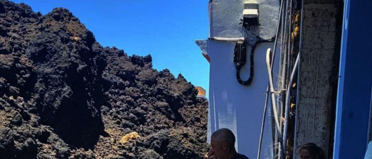 Vecinos de La Laguna retiran roca basáltica con sus manos.