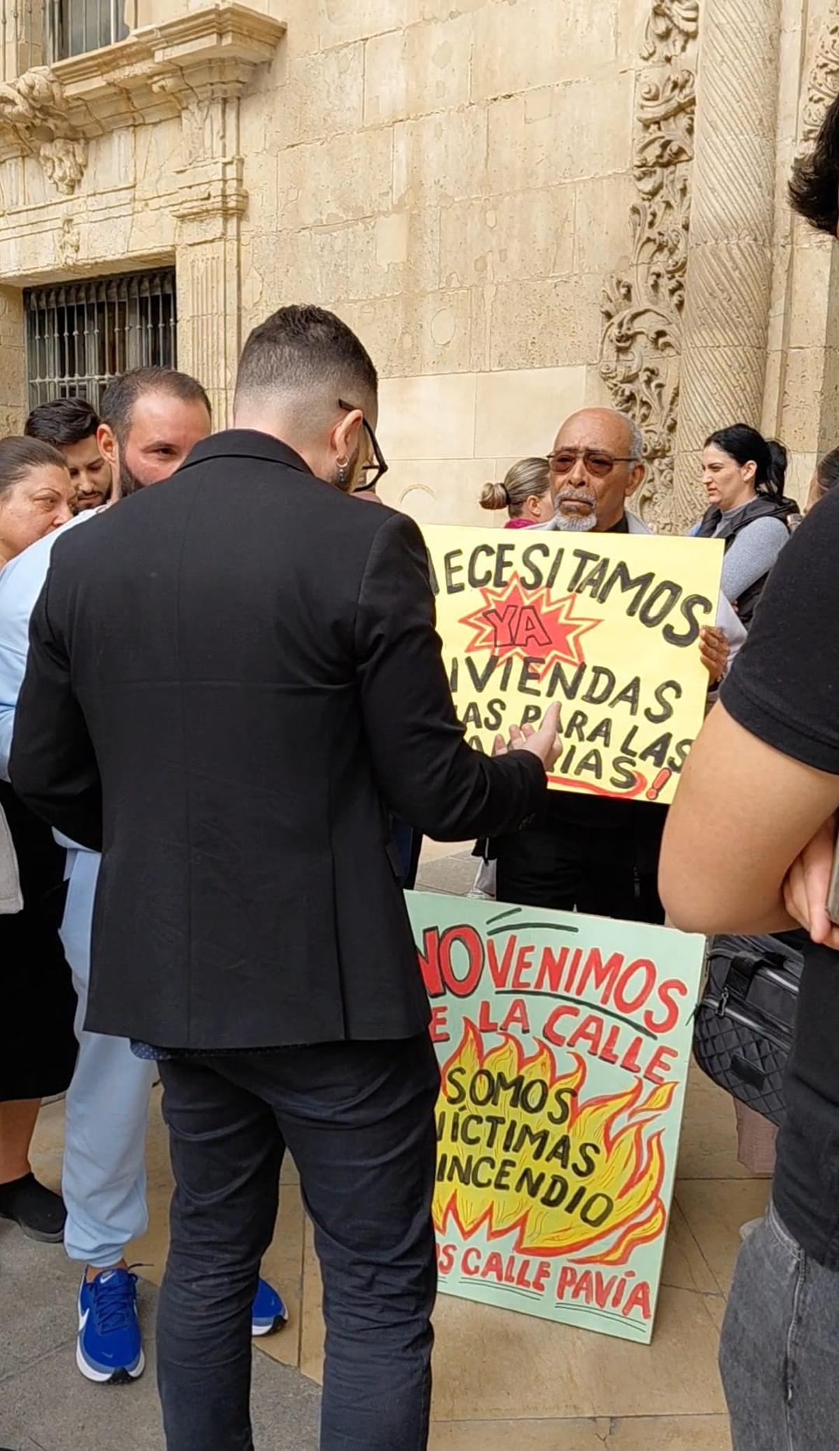 Vecinos del barrio Miguel Hernández junto con el portavoz de Compromís en el Ayuntamiento de Alicante, Rafa mas.