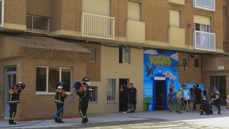 Los bomberos actúan en la urbanización Los Almendros de la capital.