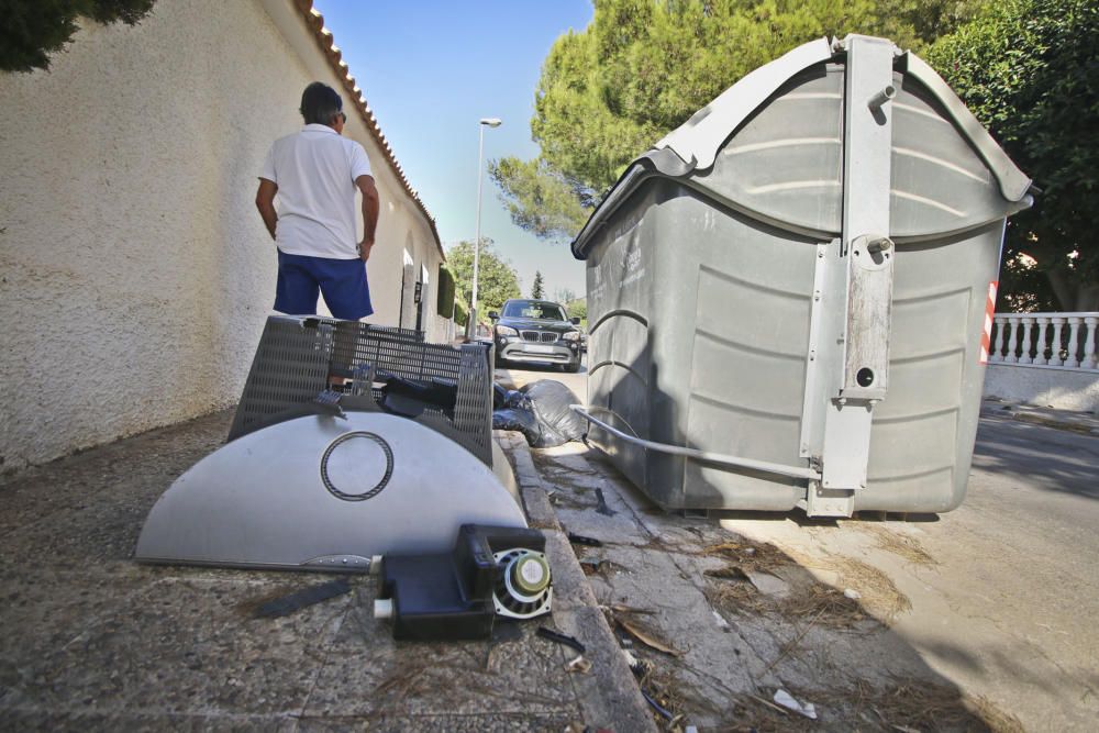 La basura se acumula en las calles de Orihuela Cos