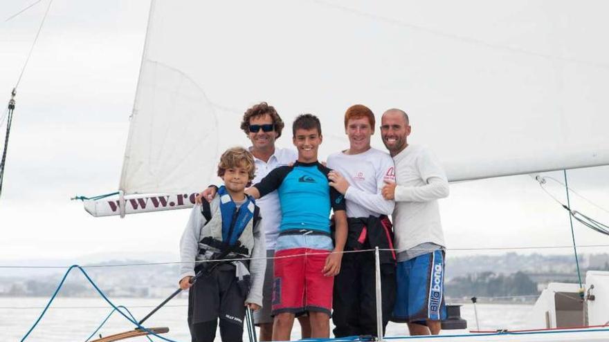 Chuny Bermúdez, segundo por la izquierda, con su hijo y otros tripulantes del &#039;Boi de Canto&#039;.