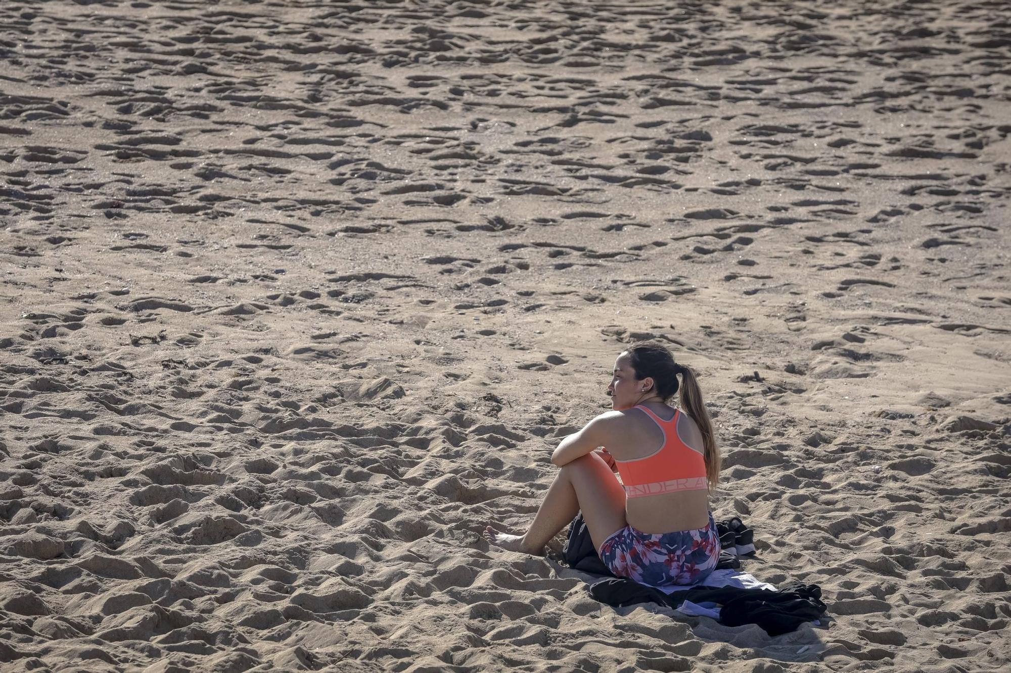 FOTOS | El buen tiempo y las altas temperaturas impropias de enero llenan las playas de Mallorca