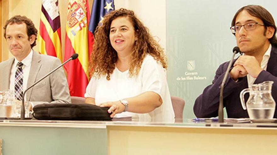 Los consellers Marc Pons, Pilar Costa y Iago Negueruela, ayer en rueda de prensa.