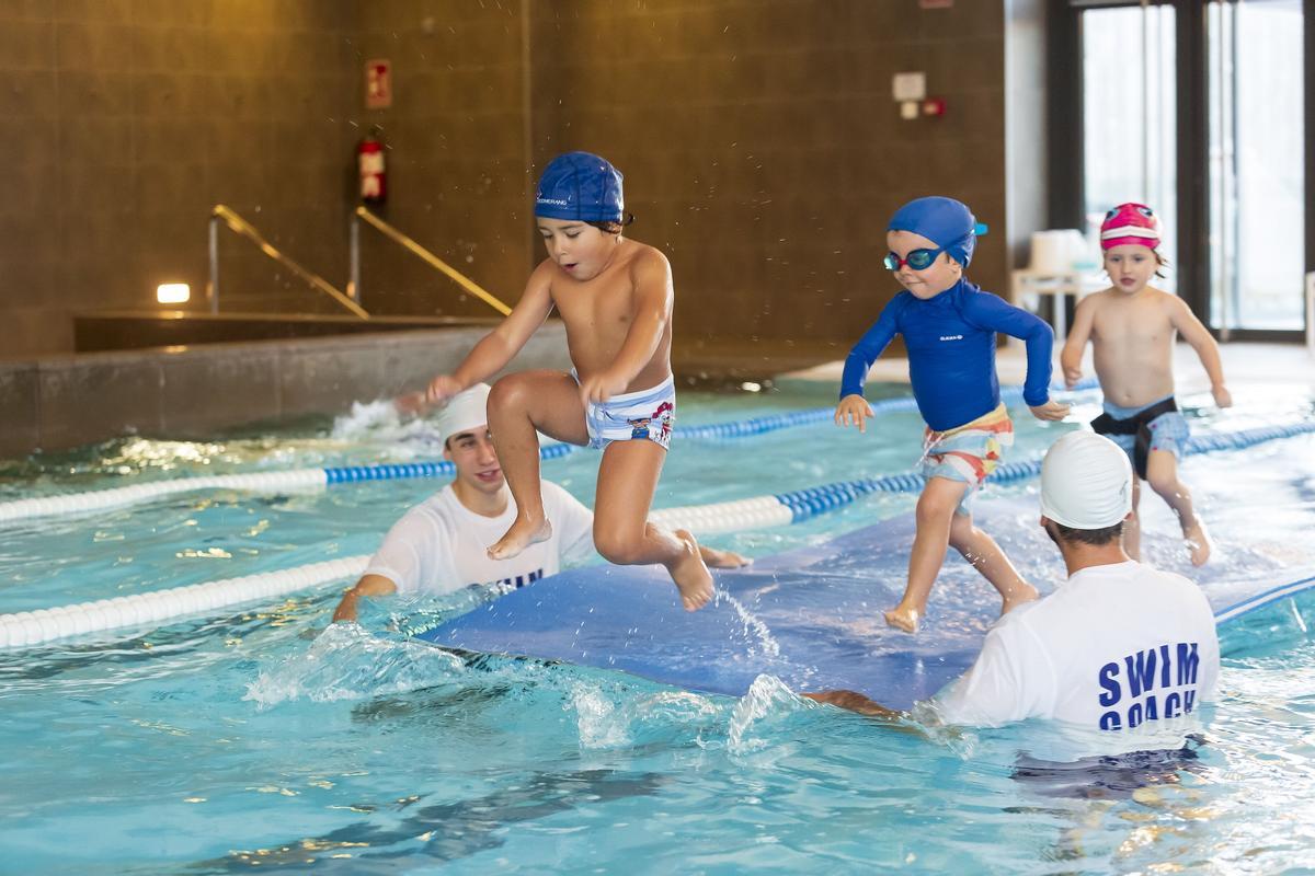 Actividades deportivas en la piscina por franjas de edad.