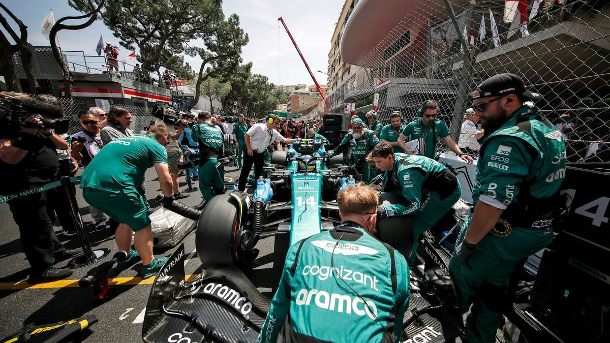 Los mecánicos de Aston Martin lo ponen todo a punto para la carrera de Mónaco