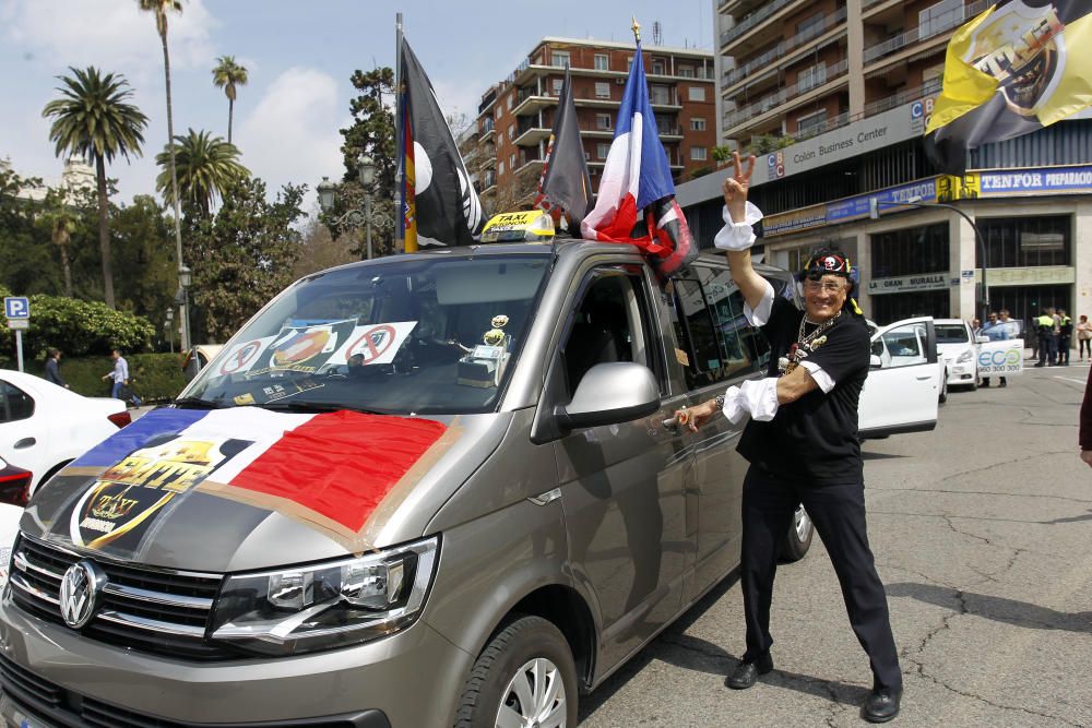 Los taxistas marchan contra los coches con conductor