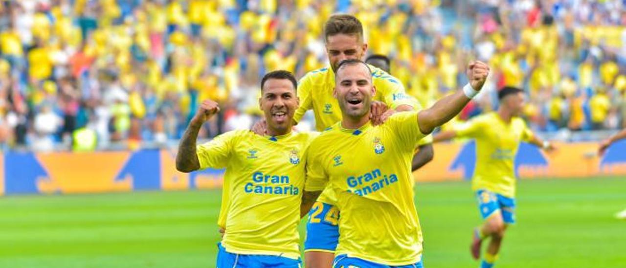 Jonathan Viera –izquierda– y Jesé, con Pejiño por detrás, celebran el tanto del ‘21’ al Tenerife el pasado 16 de octubre. | | ANDRÉS CRUZ