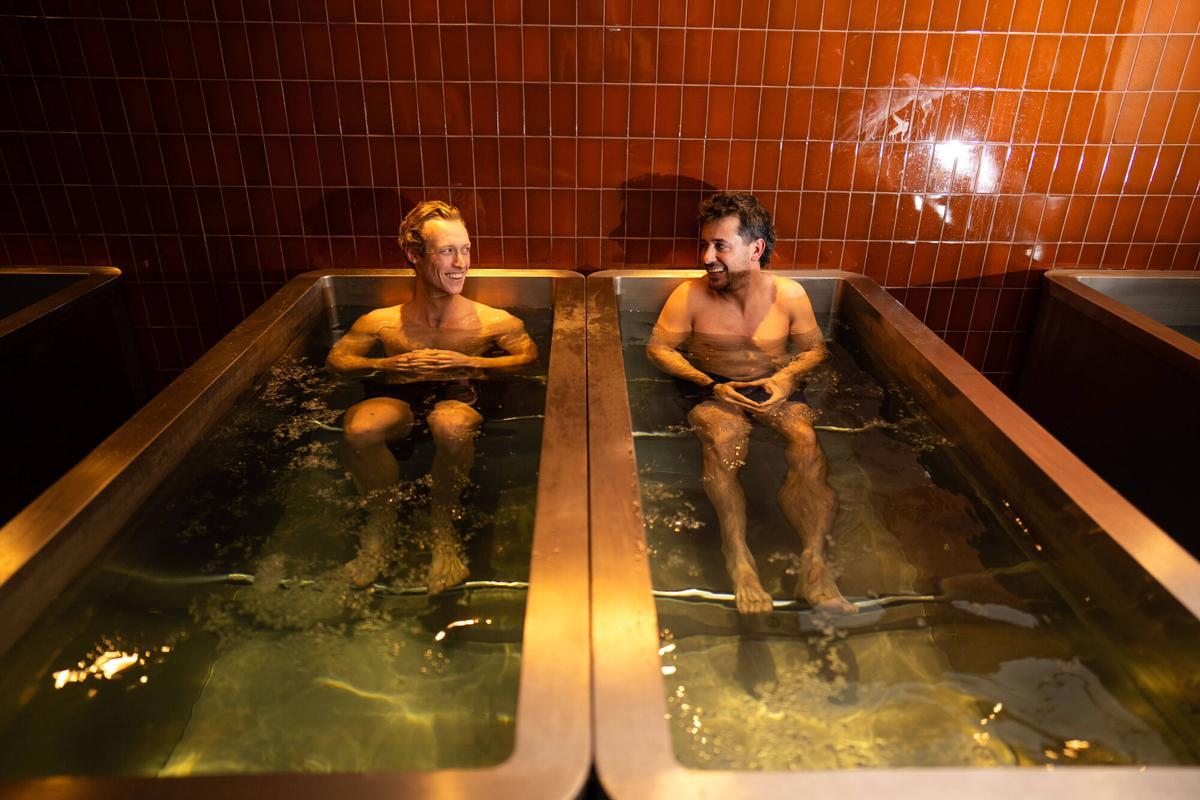 Barcelona. 03/03/2026 Sociedad. Retrato de Jake Wright y Enric Gabarró, fundadores de Ilo Studios, el primer estudio de “wellness social” de España, que combina sauna, baños de hielo y sesiones de respiración guiada. Foto: Zowy Voeten / El Periódico.