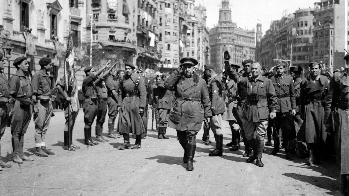 Fotografía de las tropas nacionales entrando en la actual plaza del Ayuntamiento de València.