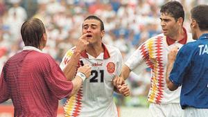 Luis Enrique, reclamando penalti a Puhl tras recibir un codazo de Tassotti