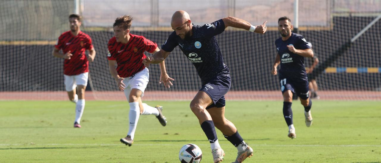 Ekain, futbolista de la UD Ibiza, avanza con el esférico en el amistoso frente al Mallorca B.