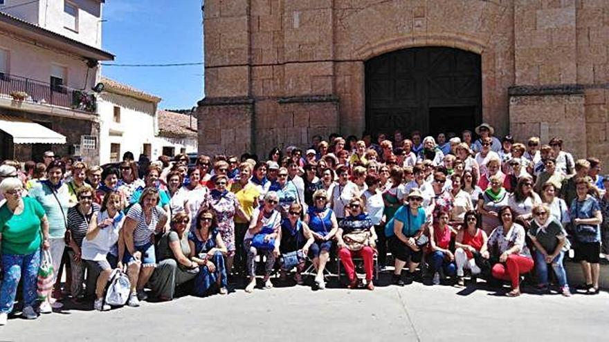 Más de 170 mujeres exaltan en Villabuena del Puente su papel en el mundo rural